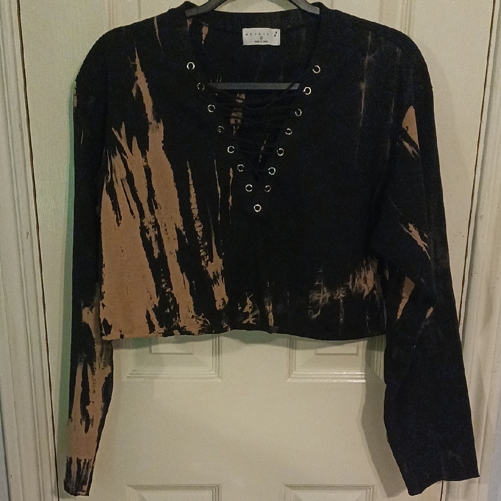 Black and Tan Graphic Crop Blouse with Long Sleeves